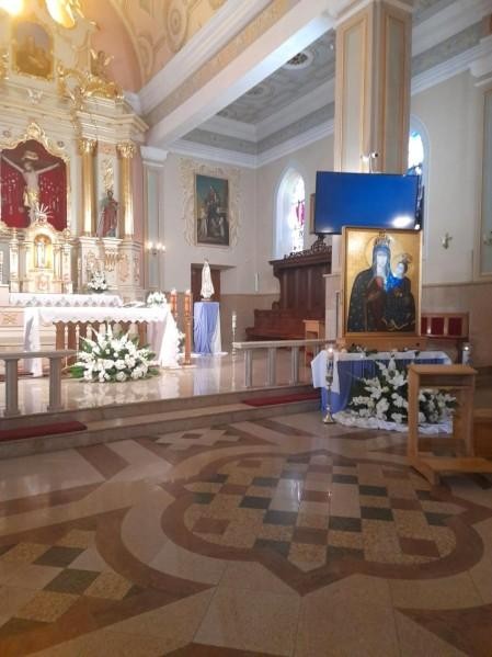 Czuwanie przed obrazem Matki Boskiej Pięknej Miłości.