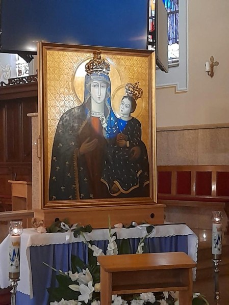 Czuwanie przed obrazem Matki Boskiej Pięknej Miłości.