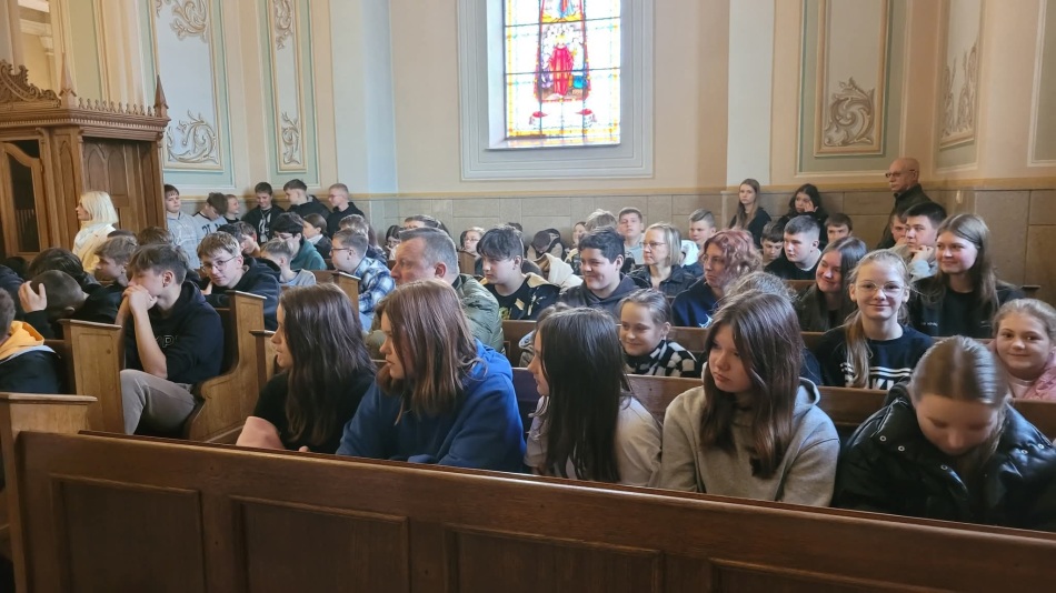 Czuwanie przed obrazem Matki Boskiej Pięknej Miłości.