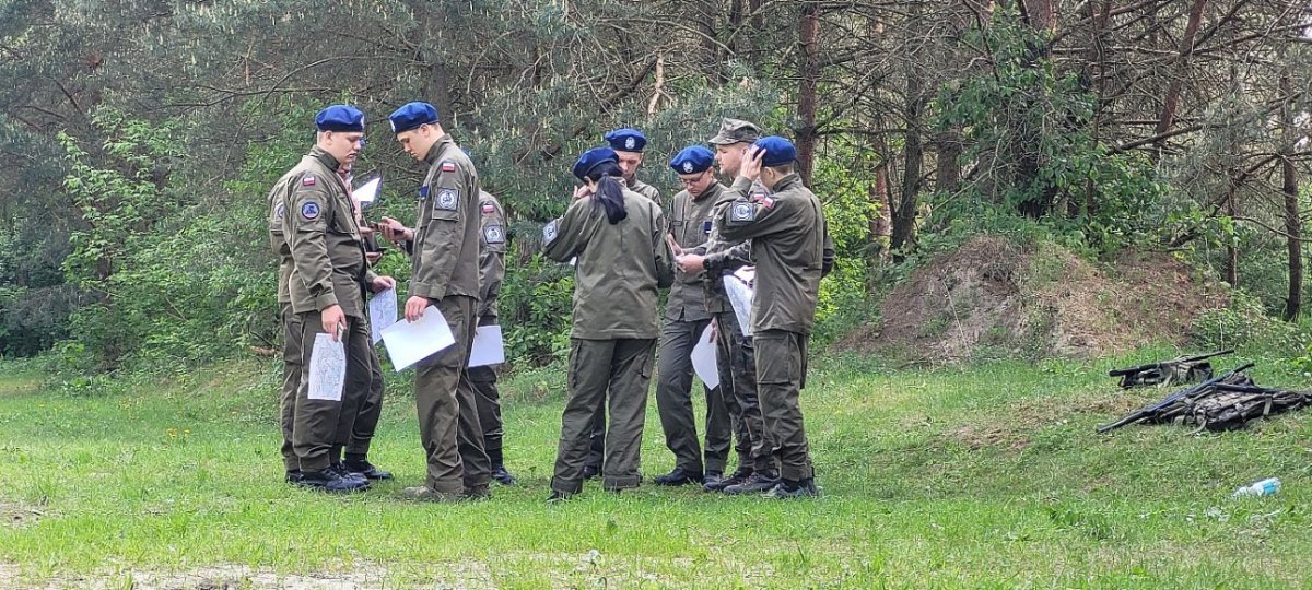 Szkolenie w terenie młodzieży z zakresu przygotowania wojskowego przez 13. Batalion lekkiej piechoty w Łomży.