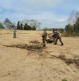 Szkolenie wojskowe młodzieży klasy 2 TM przez 13 Batalion Lekkiej Piechoty w Łomży- PĆT Niksowizna