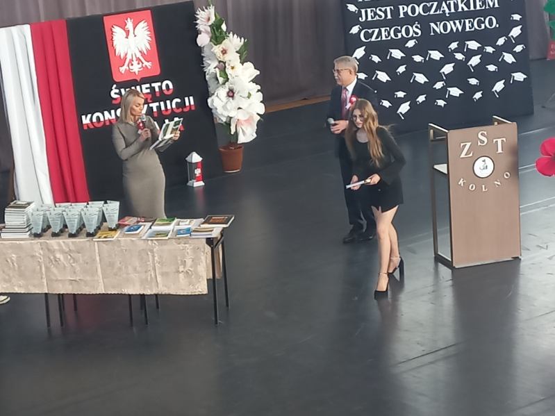 Uroczysty apel z okazji zakończenia roku klas maturalnych.