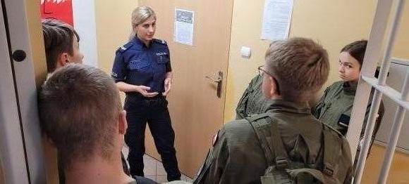 Wizyta klasy OPW w komendzie powiatowej policji w Kolnie