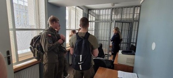 Wizyta klasy OPW w komendzie powiatowej policji w Kolnie