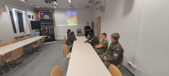 Wizyta klasy OPW w komendzie powiatowej policji w Kolnie